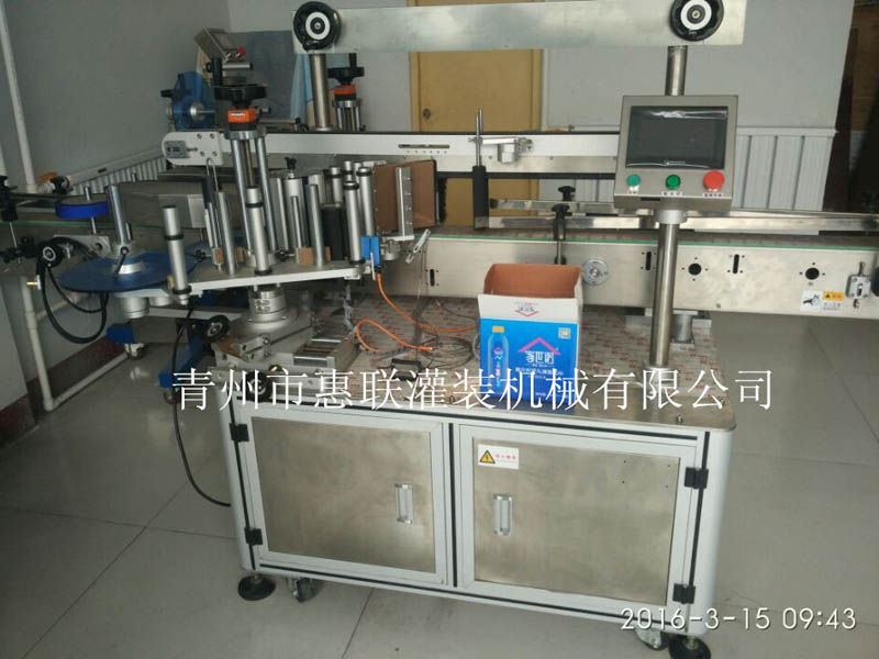 灌裝流水線不干膠貼標(biāo)機